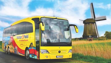 Reisebus in Holland vor einer Mühle