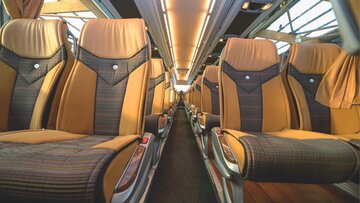 Geräumiger Sitzabstand in unseren Bussen