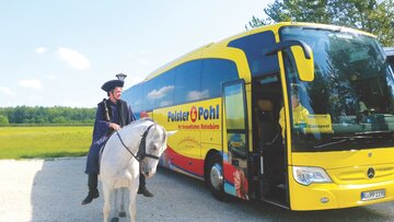 Reiter auf dem Pferd neben dem Bus in Ungarn