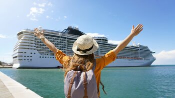 Kreuzfahrtschiff mit Frau