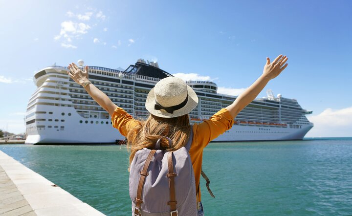 Kreuzfahrtschiff mit Frau