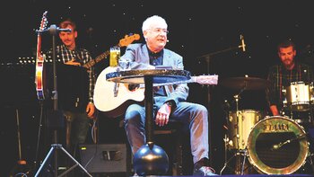 Tom Pauls erzählte nicht nur amüsante Anekdoten aus seinem Leben, sondern griff auch zur Gitarre. Weitere musikalische Unterstützung hatte er durch das Freddie-Ommitzsch-Studio-Ensemble.