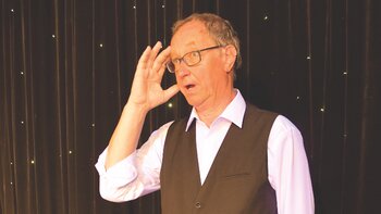 Peter Kube vom legendären Zwinger-Trio brachte die Gäste mit seinem Soloprogramm und bestem Musikkabarett zum Lachen.