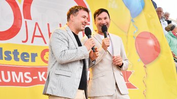 Charmant und mit jeder Menge Witz führte Moderator Silvio Zschage (links) durch das gesamte Programm, so auch durch den Frühschoppen mit Lucas Cordalis (rechts).
