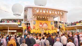 Die Polster & Pohl Mitarbeiter an Bord der schönen Mein Schiff 3 präsentierten auch die firmeneigene Hymne „Hand in Hand“.