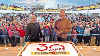 Der Anschnitt der Geburtstagstorte durch Daniel Polster und Christian Pohl war eine ganz besonderer und emotionaler Höhepunkt der Reise.