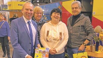 Christian Pohl (links) ließ es sich nicht nehmen, den Besuchern persönliche Tipps für ihren Urlaub 2024 zu geben. Ob Kreuzfahrt, Bus-, Kur- oder Flugreise - die Auswahl an tollen Zielen in Nah und Fern ist wieder riesig.