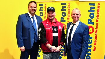 Christian Pohl (rechts) und Daniel Polster (links) hatten spontan den frisch gekürten DSDS-Gewinner Christan Jährig für einen Kurzauftritt engagiert, der mit seiner außergewöhnlichen Stimme verzauberte.