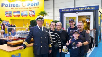 AIDA-Kapitän a.D. Dieter Wieprecht (li.) war in Leipzig zu Gast im großen Polster & Pohl Urlaubskino und erzählte spannende Geschichten aus seinem Leben an Bord verschiedener AIDA-Schiffe. Eine originalgetreue AIDA-Schiffskabine und fantastische Reiseschnäppchen begeisterten zusätzlich für Urlaub auf dem Meer.