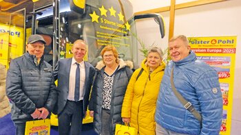 Viele Gäste waren von der großen Urlaubsvielfalt und den Schnäppchenpreisen begeistert und freuten sich, ganz persönliche Reisetipps von Christian Pohl (2. von links) zu bekommen.