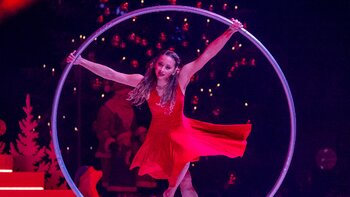 Atemberaubend war Angelica Bongiovonni mit ihrem Cyr Wheel. Sie zählt derzeit als weltbeste Artistin an diesem Gerät und war extra aus Kanada zur Weihnachtsgala angereist.