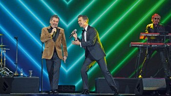 Mit ihrem Song „Sie sagte doch, sie liebt mich“ und zwei gemeinsamen Alben erstürmten Thomas Anders und Florian Silbereisen die deutschen Charts – und in der Arena Leipzig die Herzen des jubelnden Publikums.