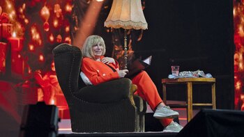 Mary Roos, die ihre Bühnenkarriere eigentlich 2020 offiziell beendet hat, trat noch ein letztes Mal für Polster & Pohl auf und las eine Weihnachtsgeschichte vor.