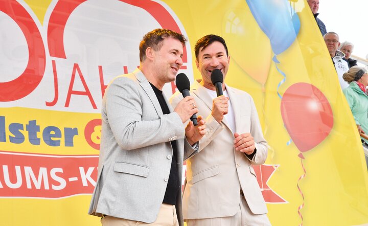 Charmant und mit jeder Menge Witz führte Moderator Silvio Zschage (links) durch das gesamte Programm, so auch durch den Frühschoppen mit Lucas Cordalis (rechts).