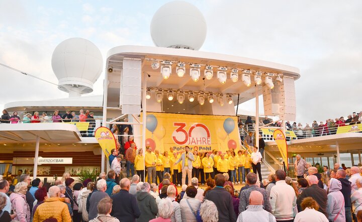 Die Polster & Pohl Mitarbeiter an Bord der schönen Mein Schiff 3 präsentierten auch die firmeneigene Hymne „Hand in Hand“.