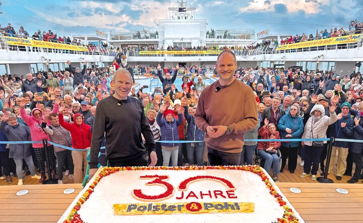 Der Anschnitt der Geburtstagstorte durch Daniel Polster und Christian Pohl war eine ganz besonderer und emotionaler Höhepunkt der Reise.