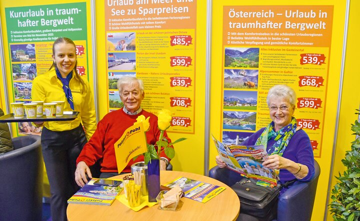 In der gemütlichen Urlaubsoase stöberten die Besucher bei kostenfreiem Kaffee in den aktuellen Angeboten und ließen sich zu ihrem Traumurlaub 2025/2026 beraten.