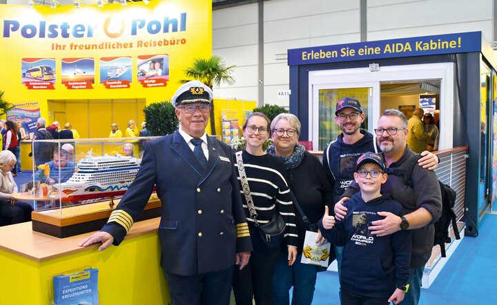 AIDA-Kapitän a.D. Dieter Wieprecht (li.) war in Leipzig zu Gast im großen Polster & Pohl Urlaubskino und erzählte spannende Geschichten aus seinem Leben an Bord verschiedener AIDA-Schiffe. Eine originalgetreue AIDA-Schiffskabine und fantastische Reiseschnäppchen begeisterten zusätzlich für Urlaub auf dem Meer.