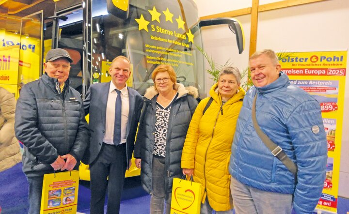 Viele Gäste waren von der großen Urlaubsvielfalt und den Schnäppchenpreisen begeistert und freuten sich, ganz persönliche Reisetipps von Christian Pohl (2. von links) zu bekommen.