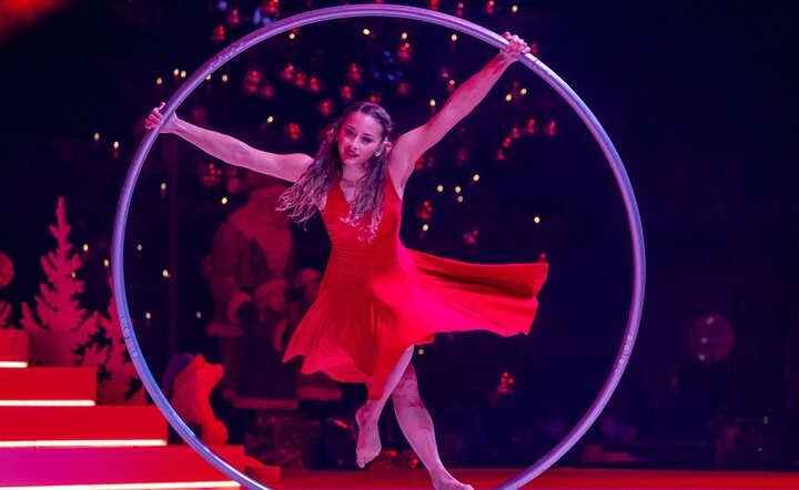 Atemberaubend war Angelica Bongiovonni mit ihrem Cyr Wheel. Sie zählt derzeit als weltbeste Artistin an diesem Gerät und war extra aus Kanada zur Weihnachtsgala angereist.