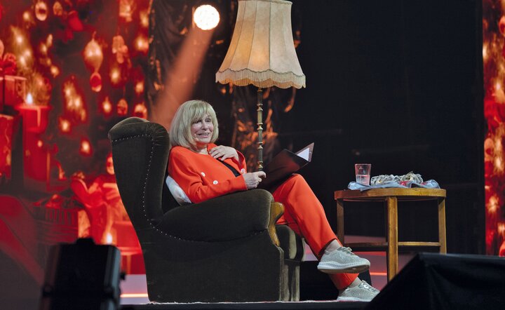 Mary Roos, die ihre Bühnenkarriere eigentlich 2020 offiziell beendet hat, trat noch ein letztes Mal für Polster & Pohl auf und las eine Weihnachtsgeschichte vor.